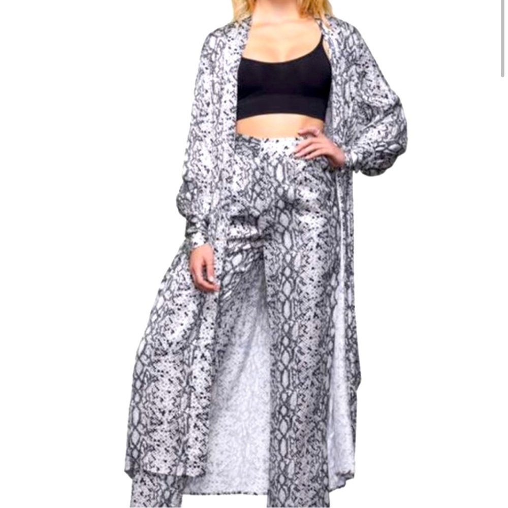 NWT! Good American Purely Python Robe with Belt. Never worn. Size 3 (L).
